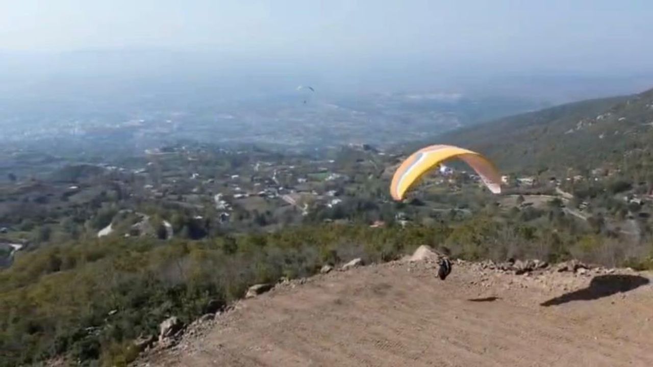 Osmaniye’de festivalde paraşütçü kayaya çarptı Osmaniye’de festivalde paraşütçü kayaya çarptı